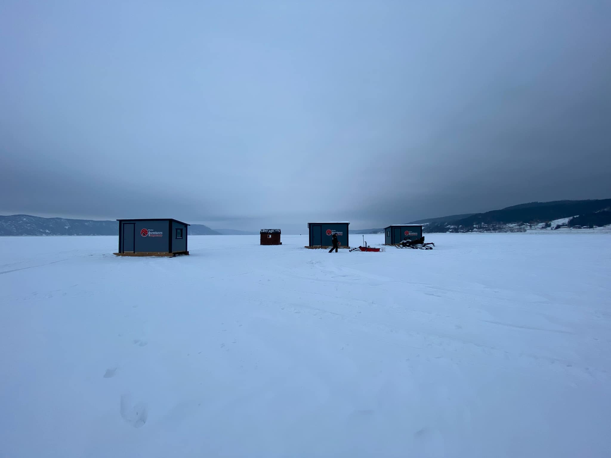 Cabane de pêche blanche sur le fjord gelé